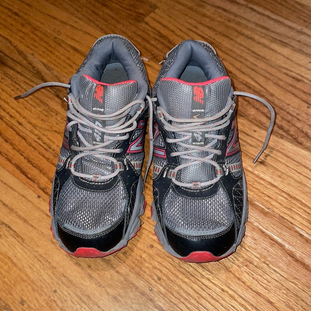 SOLD! New balance 410 women’s 9.5 WTE410B2 gray and pink